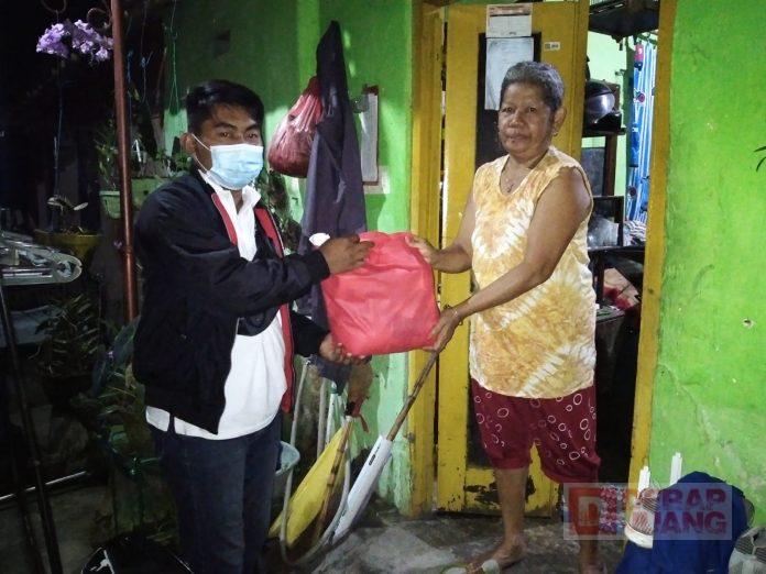 Kader Komunitas Juang Klaten Berikan Bantuan Sembako Kepada Warga yang Melakukan Isolasi Mandiri