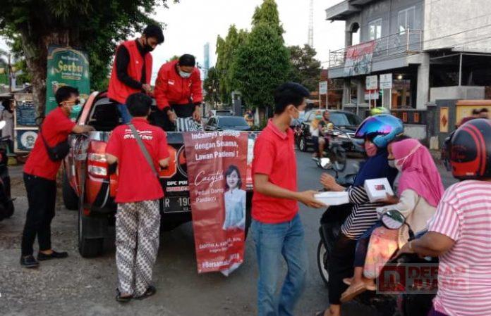 Komunitas Juang Cilacap Bagikan Makanan Buka Puasa Kepada Kaum Dhuafa