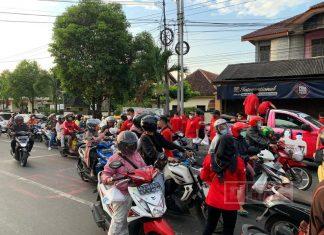 Komunitas Juang Karanganyar Bagikan Takjil di Bulan Ramadhan