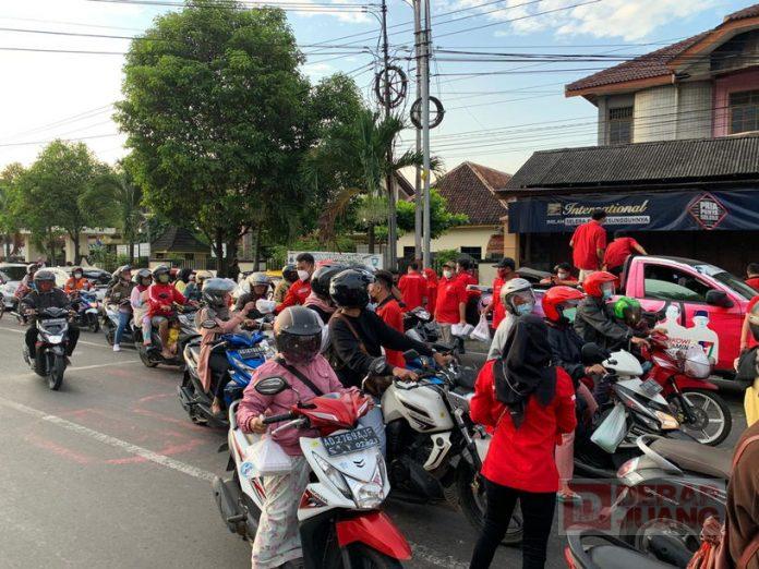 Komunitas Juang Karanganyar Bagikan Takjil di Bulan Ramadhan