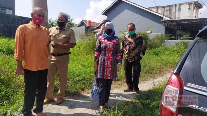 Lina Agustina Lakukan Kunjungan Lapangan di Desa Lebak Gowah (2)