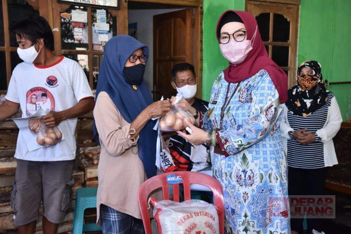 Pantau Penyaluran BPNT, Etik Suryani Berjalan Lancar dan Mematuhi Protokol Kesehatan