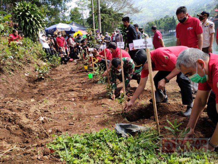 Peringati HPN, Eko Prasetyo Bersama PWI Wonosobo Lakukan Giat Lingkungan