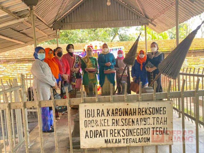 Peringati Hari Kartini, Ketua BMI Kota Tegal Berziarah Ke Makam RA Kardinah
