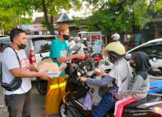 Relawan Sahabat Kaji Ridwan Berbagi 500 Paket Takjil