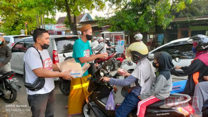 Relawan Sahabat Kaji Ridwan Berbagi 500 Takjil (2)