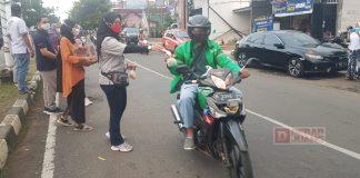 Rossi Ardiyanti Berbagi Takjil Kepada Masyarakat