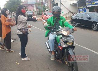 Rossi Ardiyanti Berbagi Takjil Kepada Masyarakat