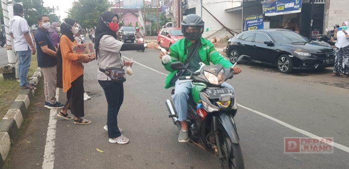 Rossi Ardiyanti Berbagi Takjil Kepada Masyarakat