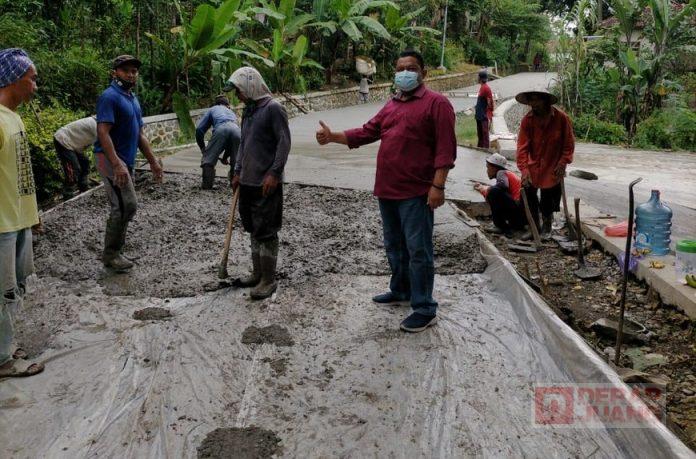Sarjono Tinjau Pembangunan Jalan Desa Ujungnegoro
