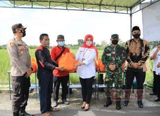 Sri Mulyani Berikan Bantuan Logistik Warga Terdampak Isolasi Mandiri