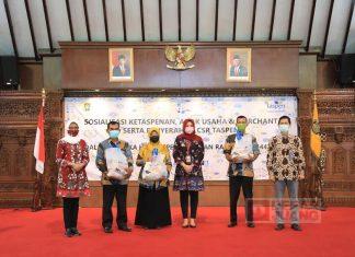 Sri Mulyani Serahkan Sembako Bantuan dari PT. Taspen Kepada PPPK Kab. Klaten