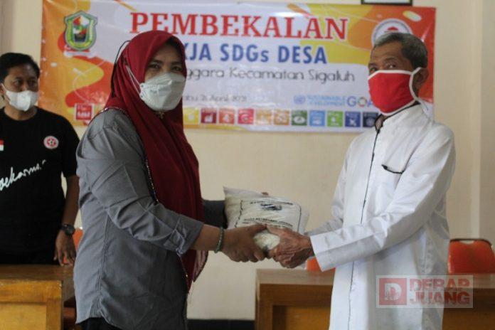 Sri Ruwiyati Sebarkan Bantuan 900 Kantong Beras