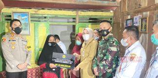 Sri Sumarni Berikan Santunan Kepada Keluarga Awak KRI Nanggala-402