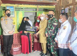 Sri Sumarni Berikan Santunan Kepada Keluarga Awak KRI Nanggala-402