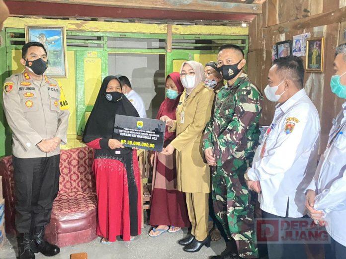 Sri Sumarni Berikan Santunan Kepada 2 Awak KRI Nanggala 402