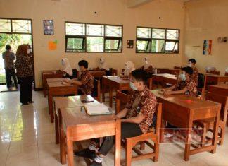 Bupati Tiwi Monitoring Uji Coba Pembelajaran Tatap Muka