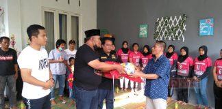 Wachyu Hidayat Serahkan Bantuan Sarana Olahraga Bola Voli