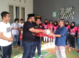 Wachyu Hidayat Serahkan Bantuan Sarana Olahraga Bola Voli