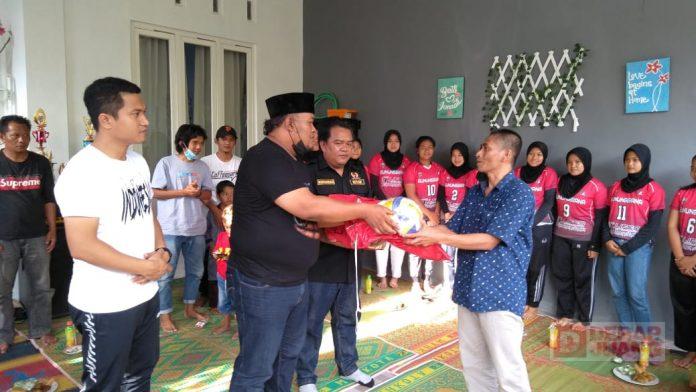 Wachyu Hidayat Serahkan Bantuan Sarana Olahraga Bola Voli