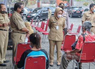 Bupati Tiwi Tinjau Pelaksanaan Vaksinasi Pelaku Ekonomi