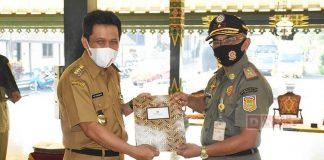 Afif Nurhidayat Serahkan SK Pensiun Kepada 108 ASN di Lingkungan Pemkab Wonosobo