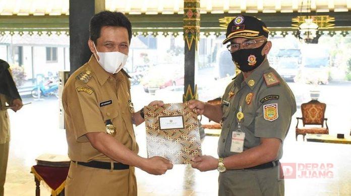 Afif Nurhidayat Serahkan SK Pensiun Kepada 108 ASN di Lingkungan Pemkab Wonosobo