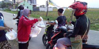 Bendahara DPC PDI Perjuangan Kendal Berbagi Takjil di Bulan Ramadhan