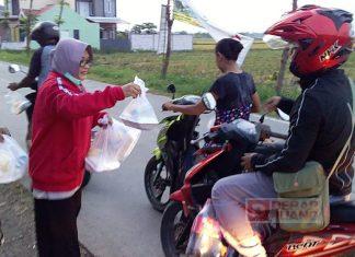 Bendahara DPC PDI Perjuangan Kendal Berbagi Takjil di Bulan Ramadhan