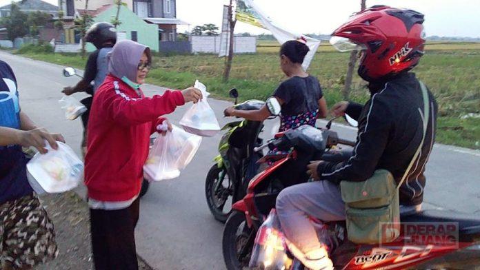 Bendahara DPC PDI Perjuangan Kendal Berbagi Takjil di Bulan Ramadhan