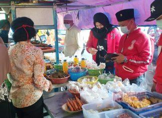 Berbagi Takjil, Sekaligus Aktualisasikan Ekonomi Kerakyatan