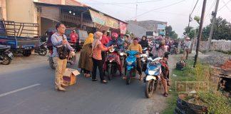 Berkah Ramadhan, PAC PDI Perjuangan Petarukan Bagikan Takjil