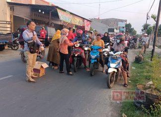 Berkah Ramadhan, PAC PDI Perjuangan Petarukan Bagikan Takjil