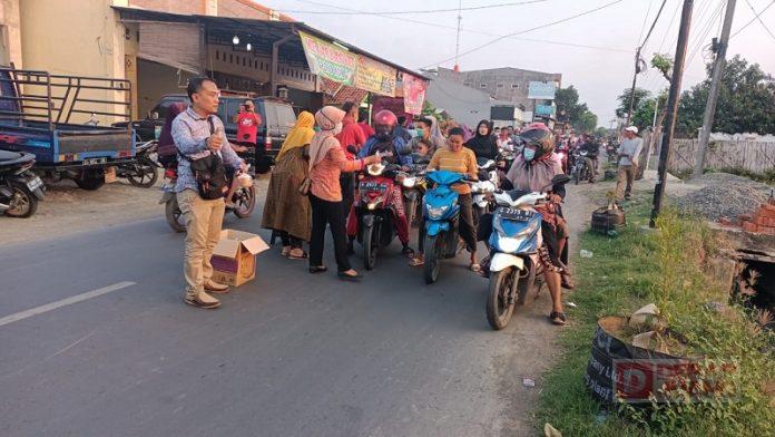 Berkah Ramadhan, PAC PDI Perjuangan Petarukan Bagikan Takjil (2)