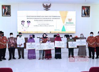 Amaliyah Ramadhan 1442 H, Bupati Etik Serahkan Bantuan Baznas Senilai 665 Juta
