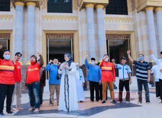 Bupati Klaten Membagikan Takjil Bersama Komunitas di Kabupaten Klaten