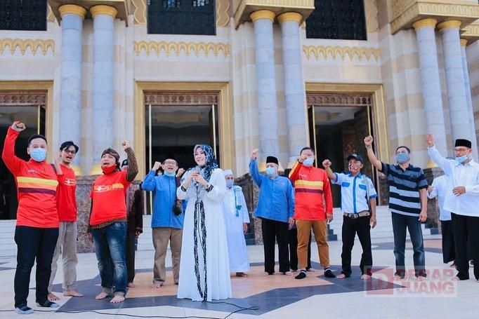 Bupati Klaten Membagikan Takjil Bersama Komunitas di Kabupaten Klaten