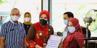 Bupati Klaten Serahkan Dana Insentif Kepada PTT Kategori II dan PTT non Kategori II