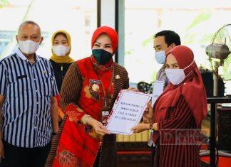 Bupati Klaten Serahkan Dana Insentif Kepada PTT Kategori II dan PTT non Kategori II