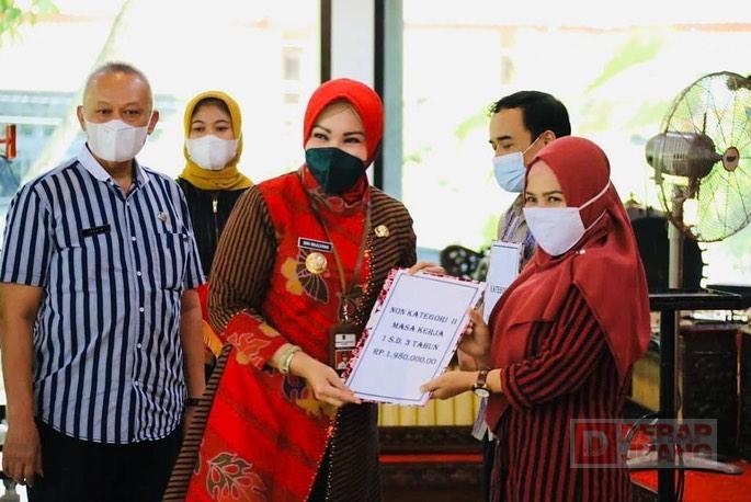 Bupati Klaten Serahkan Dana Insentif Kepada PTT Kategori II dan PTT non Kategori II
