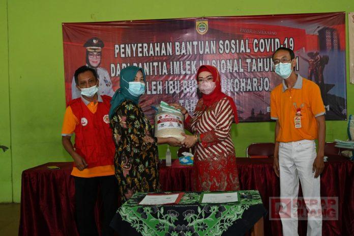 Bupati Sukoharjo Terima Bantuan 20 Ton Beras dari Panitia Imlek Nasional 2021