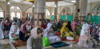 Bupati Tiwi dan Keluarga Salat Id di Masjid Agung Daarussalam