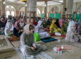 Bupati Tiwi dan Keluarga Salat Id di Masjid Agung Daarussalam