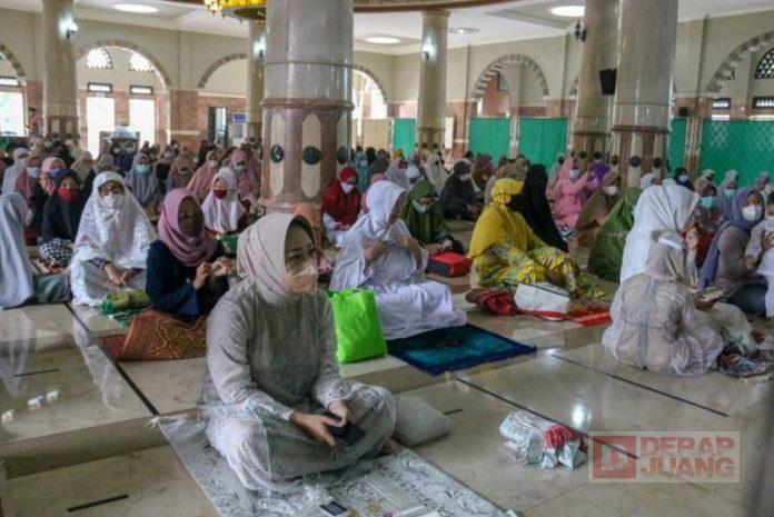 Bupati Tiwi dan Keluarga Salat Id di Masjid Agung Daarussalam