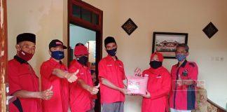 DPC PDI Perjuangan Batang Bagikan Parsel Lebaran pada Pengurus