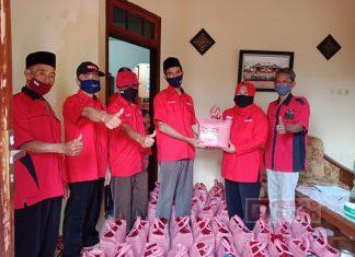 DPC PDI Perjuangan Batang Bagikan Parsel Lebaran pada Pengurus