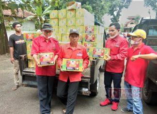 DPC PDI Perjuangan Kabupaten Pekalongan Bagikan 2500 Bingkisan Paket Lebaran