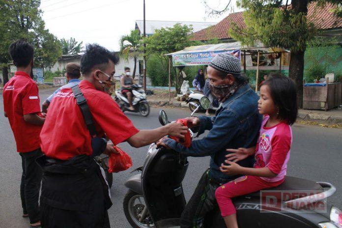 DPC PDI Perjuangan Kota Pekalongan Kembali Laksanakan Pembagian Takjil