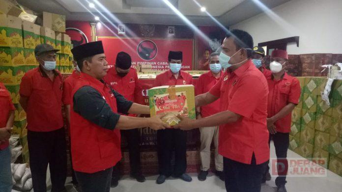 DPC PDI Perjuangan Pemalang Bagikan 2.000 Paket Bingkisan Lebaran Kepada Kader Partai