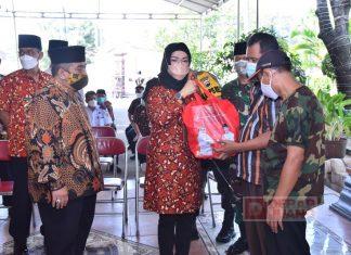 Etik Suryani Berbagi Sembako Untuk Warga Kurang Mampu Hingga THL